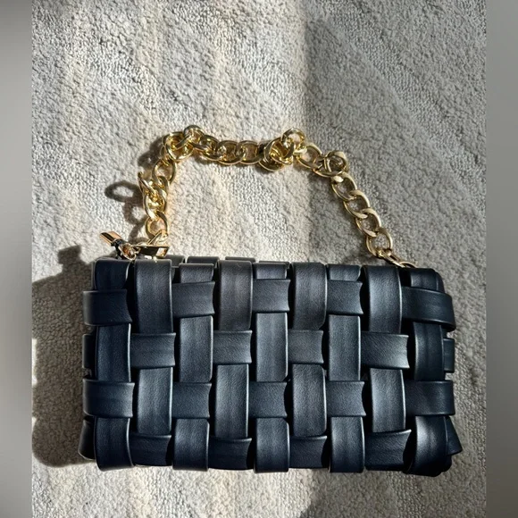 PRETTY LITTLE THING BLACK WOVEN BAG WITH GOLD CHAIN - Picture 2 of 4